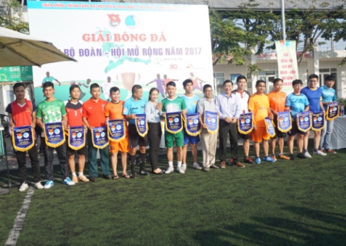  Ban tổ chức trao cờ lưu niệm cho các đơn vị tham gia giải đấu